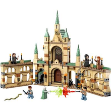 LEGO Harry Potter The Battle of Hogwarts, Castle Toy with Molly Weasley, Bellatrix Lestrange and Voldemort Minifigures plus the Sword of Gryffindor, Deathly Hallows – Part 2 Set 76415 - 1